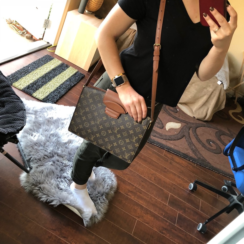 ๐ฏ Authentic Louis Vuitton Courcelles Body Bag ๐ - Picture 4 of 13